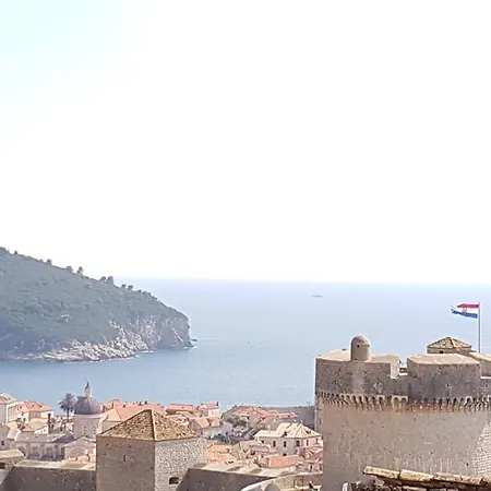 Vjera Πανσιόν Ντουμπρόβνικ